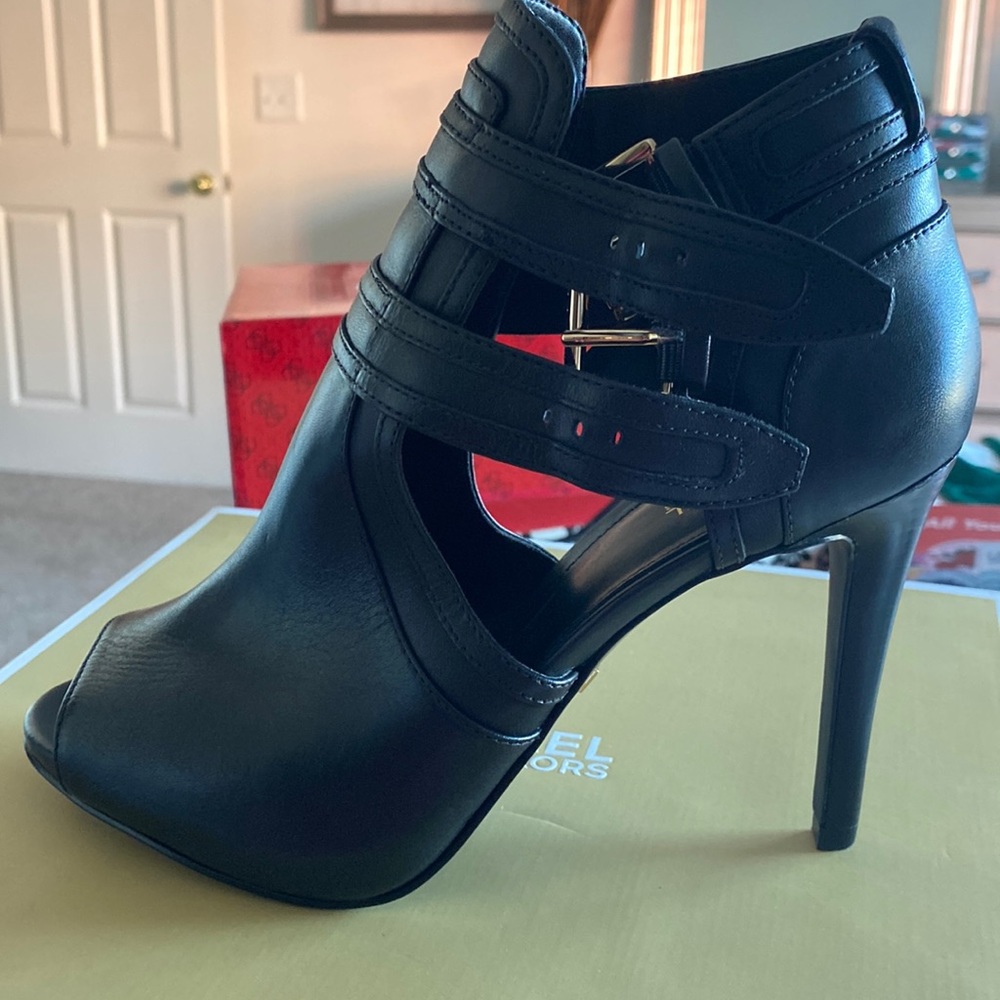 Brand new never worn. Cleaning out my closet.